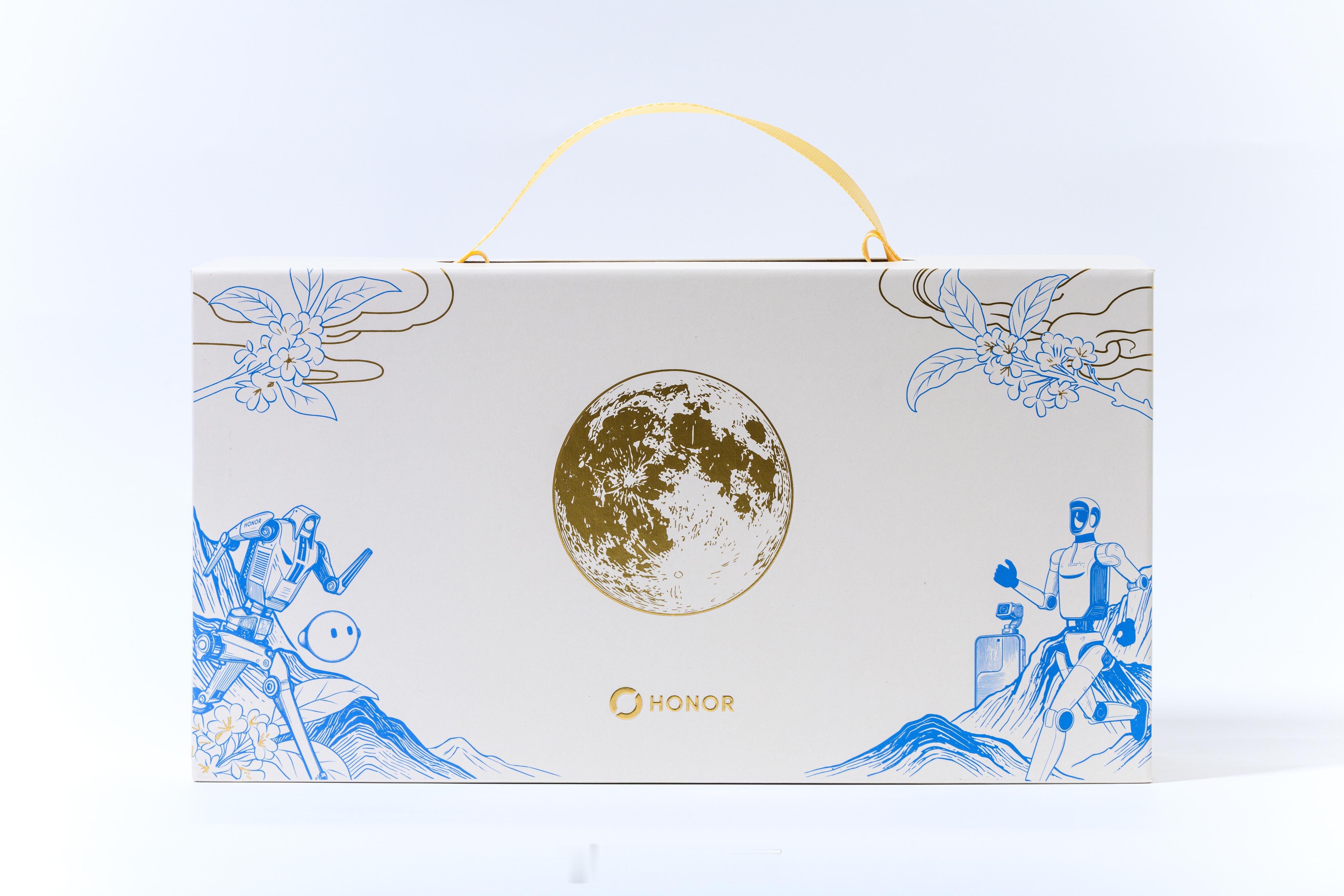 收到，荣耀中秋节礼物啦！[心]

今年的荣耀中秋礼盒以"敢想，敢不同"为主题。白色外包装盒，搭配蓝色科技和黄色月亮色调，中间是金色月球图案和荣耀logo，特别吸引眼球。

内含四件套：1个荣耀亲选磁吸快充移动电源、1副飞行棋套装、1个荣耀机器人手办、2个清香莲蓉广式月饼，满满的都是爱。

荣耀闪电 ​