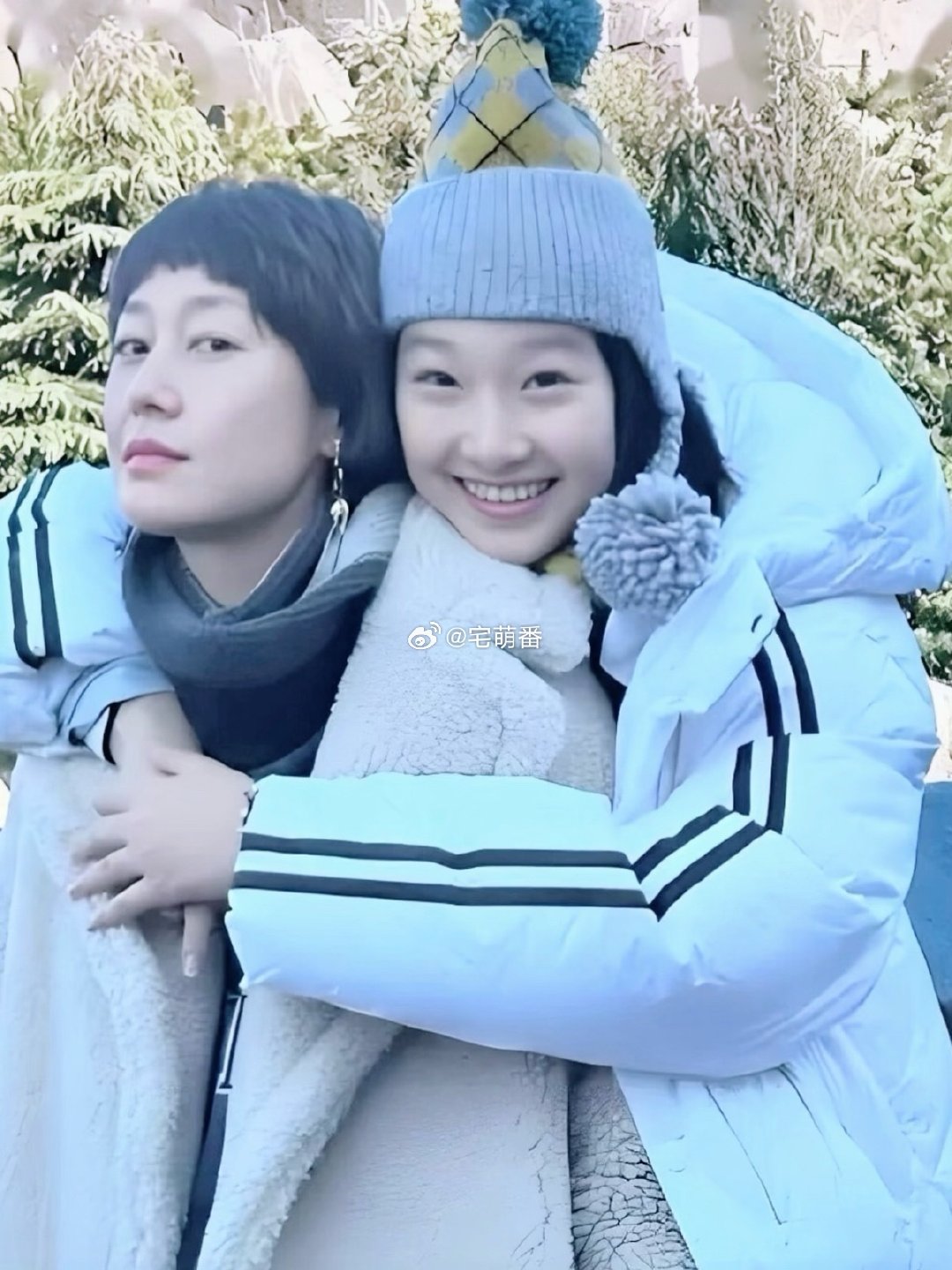 文章马伊琍大女儿十八岁生日，往爸爸新开的饭店里一站，那眉眼神态跟文章一个模子刻出来的，简直一模一样 ​