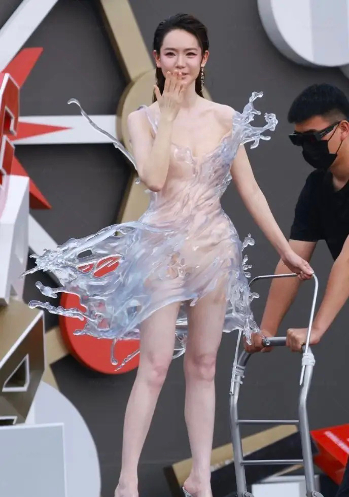 果然，内娱红毯最卷的不是颜值，是穿搭！

戚薇亮相芭莎之夜，一袭3D打印水花裙十分亮眼。整条裙子足足16公斤重，材质特殊不能掏空减重，全部重量都压在肩带上。

十几公斤的重量全部压在肩膀，每走一步都很考验耐力。光鲜亮丽的红毯镜头背后，藏着普通人看不到的辛苦。为了把造型完整呈现，她需要全程忍着肩膀的负