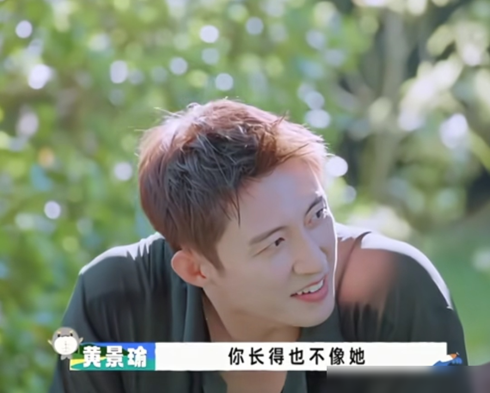王安宇张嘴就来：我出生第一眼看的楚然。全场寂静半秒，沈腾直接吐槽，黄景瑜补刀：你长得也不像她。王楚然笑到扶桌。
这哥的嘴是真没把门的。之前厨房环节，人家炒蛋发黑被说像巧克力，他端着自个儿的蛋凑过去，王楚然一句你那个是我的竞品，把他整得原地愣住，表情一秒切换。
别的综艺里他也这样，当导游较真到内耗
