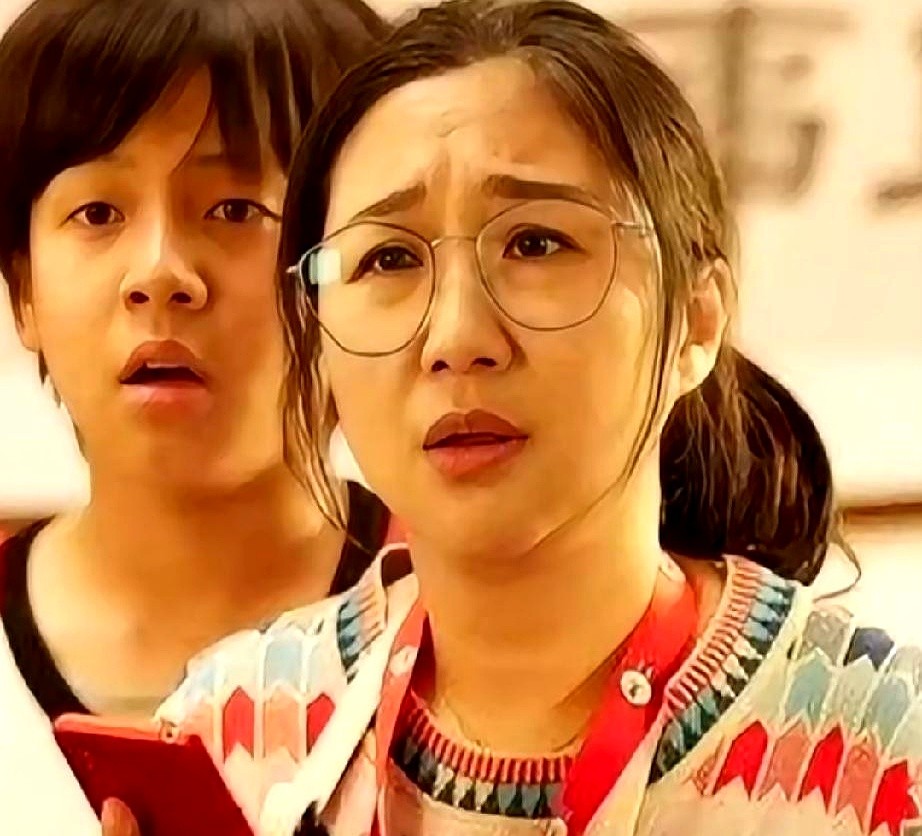 傅首尔主演的《爸爸咪呀》票房惨了，制片人当场掉眼泪，说自己绝不卖惨、绝不做营销。

可这眼泪掉得属实没找对方向。

真以为现在的观众是靠宣发哄进影院的？

傅首尔本身自带流量，大家哪怕刷到了、知道了，可就是提不起买票的兴致。

小成本也好大制作也罢，题材抓不住人，演技撑不起来，换谁来都没用。

把票