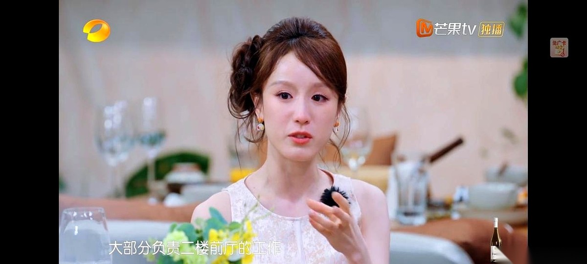 同样是录《中餐厅》，同样被分派去前厅端盘子迎客，沈月和张雅琪硬是把同一个工位，演出了两种大结局。
这一季的收官夜上，大家都在盘算着几个月熬出来的交情。轮到张雅琪，她开口就是一句“遗憾”。遗憾什么？没和大家好好相处。紧接着，她把这口黑锅直接扣给了自己的岗位——都怪我一直负责前厅，离大家太远了。
这话说