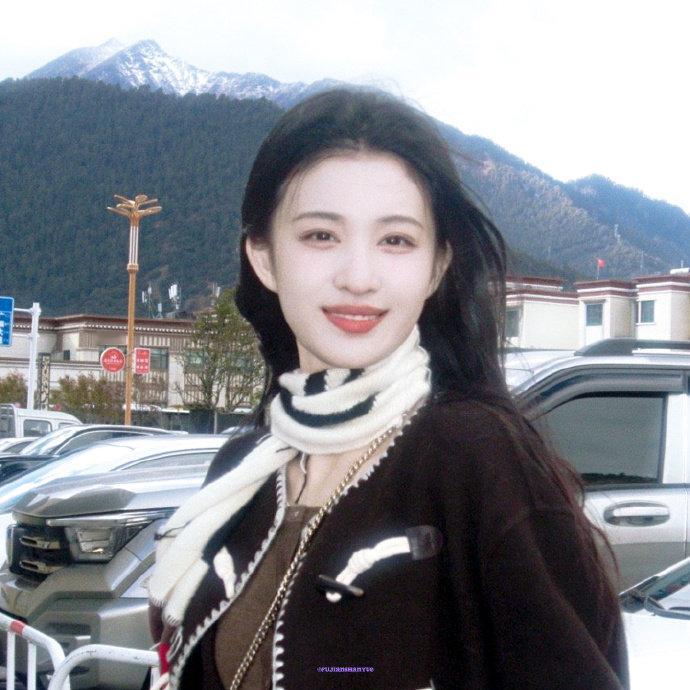 王楚然的这组户外随拍，就是“氛围感美女”吧!     棕色外套搭黑白围...