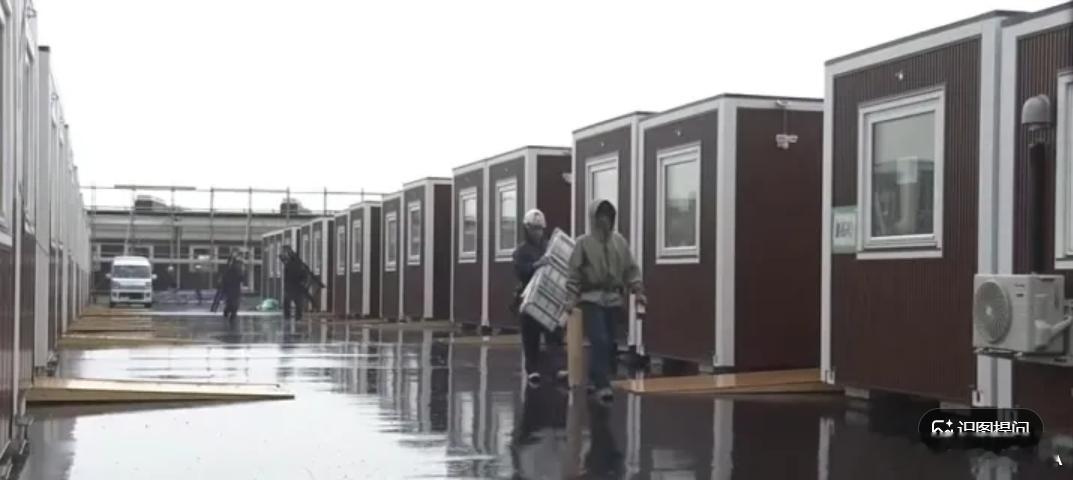 余嘉豪晒亚运住宿照：中国男篮球员居住在集装箱改造的房间

昨日，中国男篮球员余嘉豪更新社媒晒出亚运会住宿环境照。

此前有媒体传出，中国男篮球员居住在集装箱改造成的房间，三人共用一间，共同使用一个卫生间。

近日亚运会主办地名古屋遭遇大雨，据相关消息源透露，有球员称房间内的床不够长，下 ​
