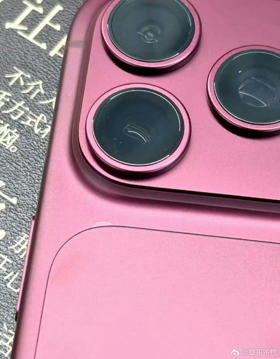 #iPhone18Pro吐槽# 抢iPhone18Pro Max首发的有福了...

卡顿、开箱自带划痕、摄像头进灰、卡顿死机...这些但凡有一个出现在安卓旗舰上，都得被喷死... ​