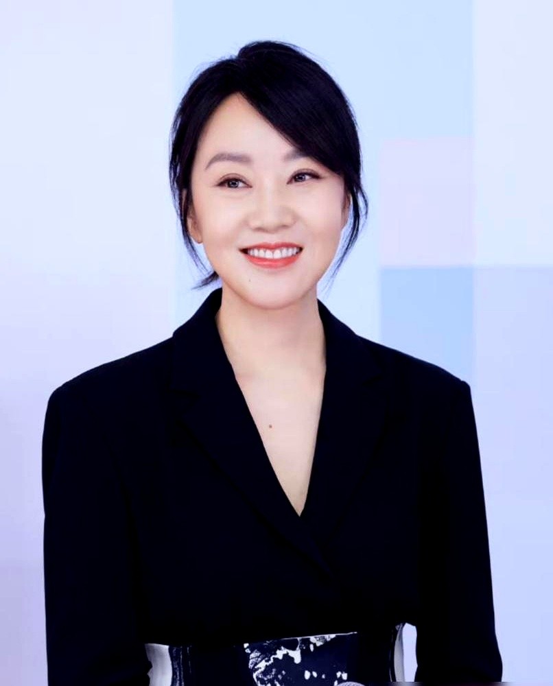 胡歌当众吐槽55岁的闫妮：“不是微醺，是微大醺。”

台上晃悠悠慢半拍，她干脆拿自己开涮，笑称去年跟魏大勋唱《Mojito》是出圈又出丑。高亚麟交过底，这人生活里纯属迷糊蛋，但只要一喊开机，台词零失误。飞天、白玉兰早拿了个遍。

在家全靠女儿邹元清兜底善后。看她孤身一人，女儿急得掉眼泪催婚。闫妮一句