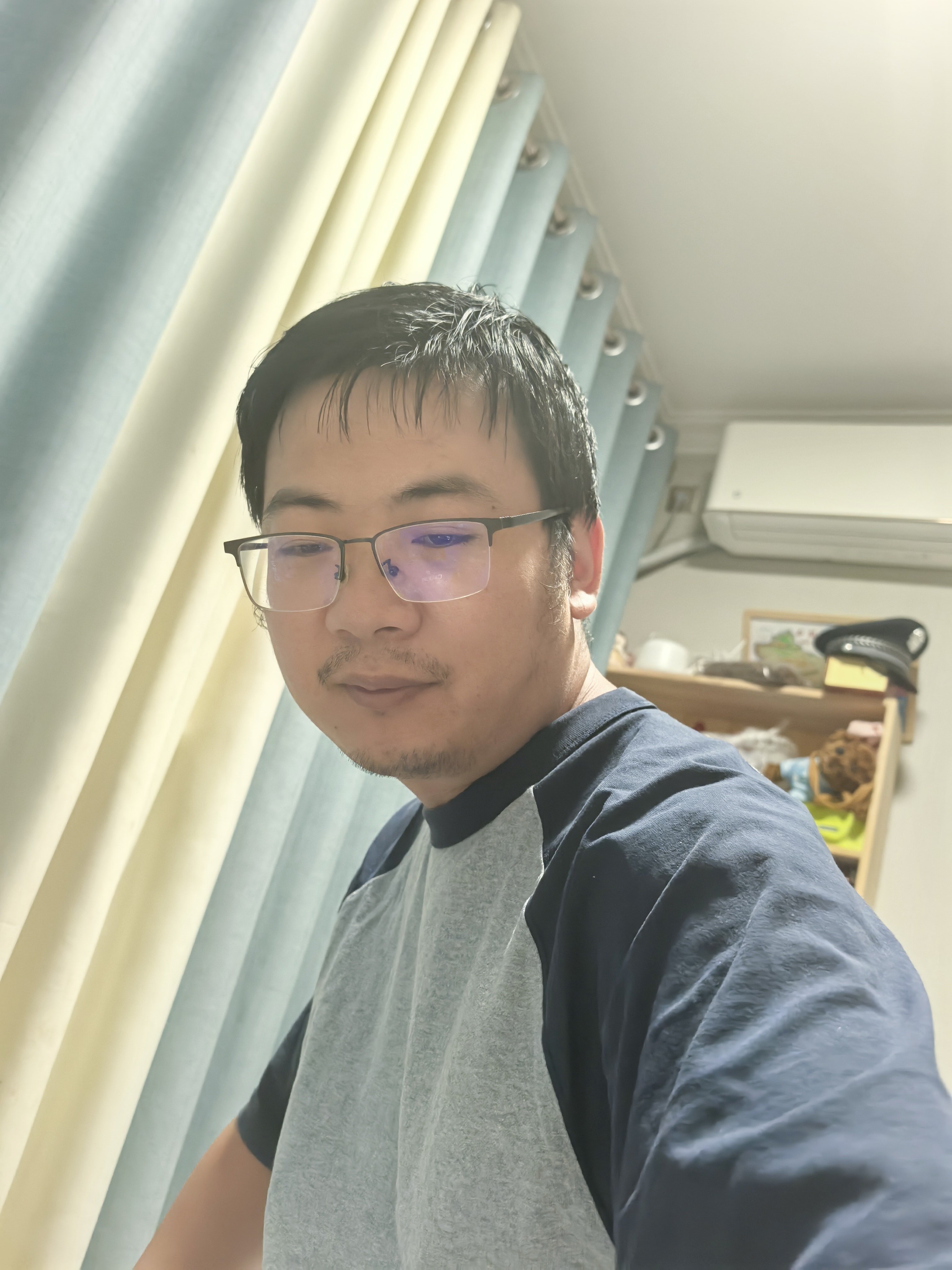 P1 小鱼出门一定要带着这两只娃娃，一只是他的皮皮一直是草莓熊，不过这张照片不由得让我想起三十年前宋丹丹的小品超生游击队
P2爸爸由于晚上照顾小鱼起夜还要偶尔给泡泡换尿布 肉眼可见沧桑，果然谁带娃显老
P3泡泡开始喜欢手里握着东西摇了，中午接水打水的时间，他在床上已经能翻身了，错过了动态过 ​