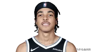 今天NBA凯尔特人跟篮网的加时赛中，出现了非常诡异的一幕，篮网在加时赛最后6.1秒领先1分还有球权。篮网队新秀小迈克尔布朗接球后，竟然不选择消耗时间，而是直接迎着乔治上篮，最后上篮不进给凯尔特人留了2.3秒，被塔图姆绝杀。小布朗这球上进了对方有机会绝平，上不进对方有机会绝杀，怎么想也不应该去出手吧？
