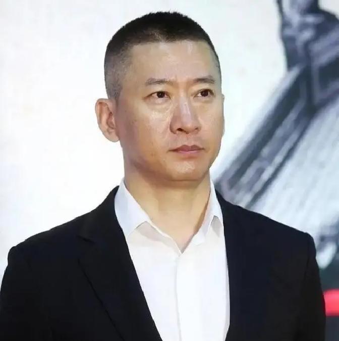 年过半百、无妻无子，双亲也全走了，周杰嘴里说的那句“无家可归”，真不是在卖惨。
大年三十别人家里张灯结彩、热气腾腾，他只能一个人拎着箱子跑去国外朋友家过年。
换成谁，心里能不空落落的？
很多人以为当年的“尔康”淡出荧幕后过得落魄，其实正相反。
他早年在黑龙江五常扎根搞水稻种植，自己的优质农产