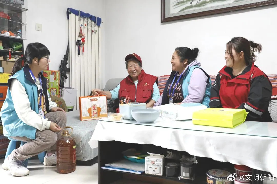 【九九重阳，朝阳花式“宠老”现场！每一幕都暖到心坎】岁岁重阳，情暖朝阳！连日来，朝阳区新时代文明实践所（站）持续开展“我们的节日・重阳”系列文明实践活动，一场场文艺汇演、一项项便民服务让敬老、爱老、助老的浓浓节日氛围溢满全城！ ​