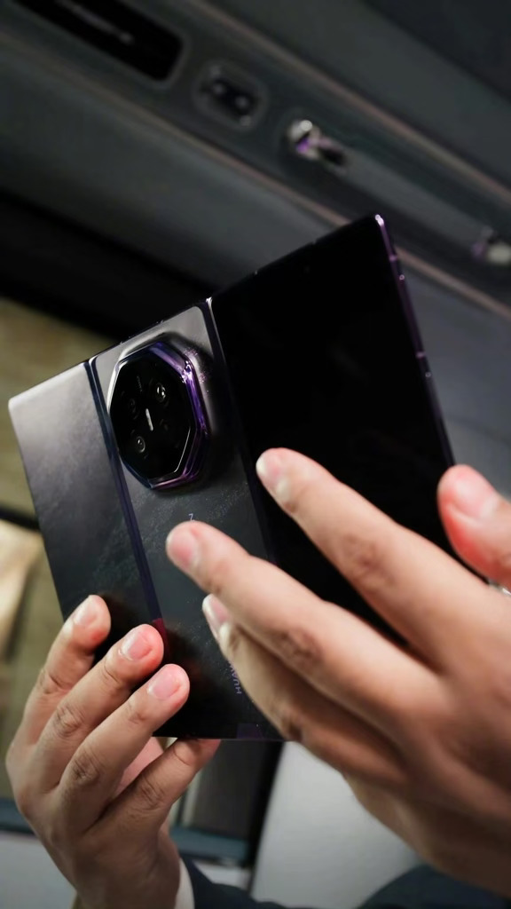 拿在手上，尽显尊贵#华为MateXT2
