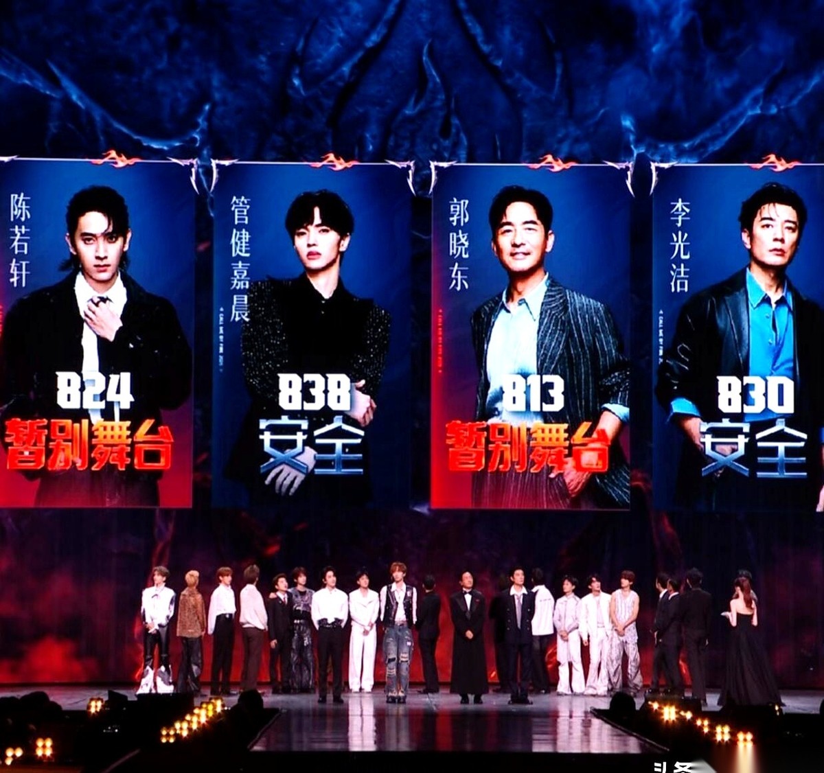 在披哥四公的对决中，小沈阳带队演唱的《她》战胜了姚琛组的《月光闪》。
这首赢了比赛的歌里，作为队长的他非但没找对处理方式，还出现了直接忘词的失误。
同场火力值排在末尾的郭晓东和陈若轩接下来需要拿着淘汰结果离场走人。
有人想当然地声称，这一组是靠着高人气在上演“一拖三”的戏码。但你仔细把这首赢了的《她
