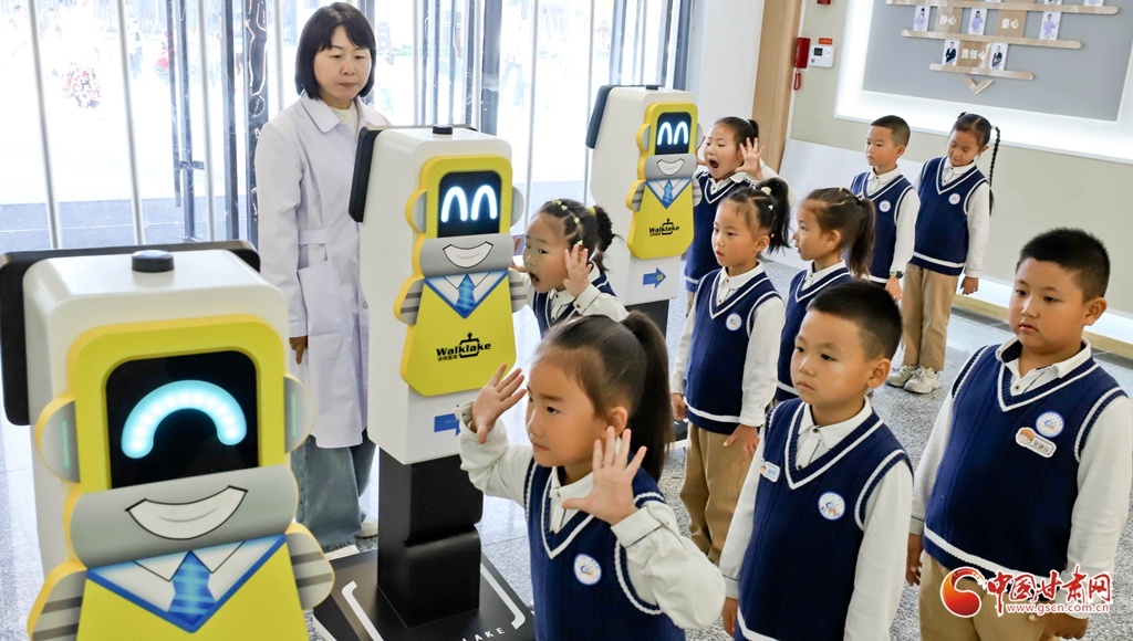 【陇拍客丨高台：AI进课堂 智慧育新人】今秋开学，张掖高台县10所中小学全部将人工智能系统引入课堂，75%的学生能熟练使用人工智能系统辅助学习，80%的教师能基于人工智能分析的学情数据调整教学。目前，全县已建成中小学人工智能教育基地1个，省、市级“智慧教育标杆校”建设学校8所；优化“专递课堂 ​