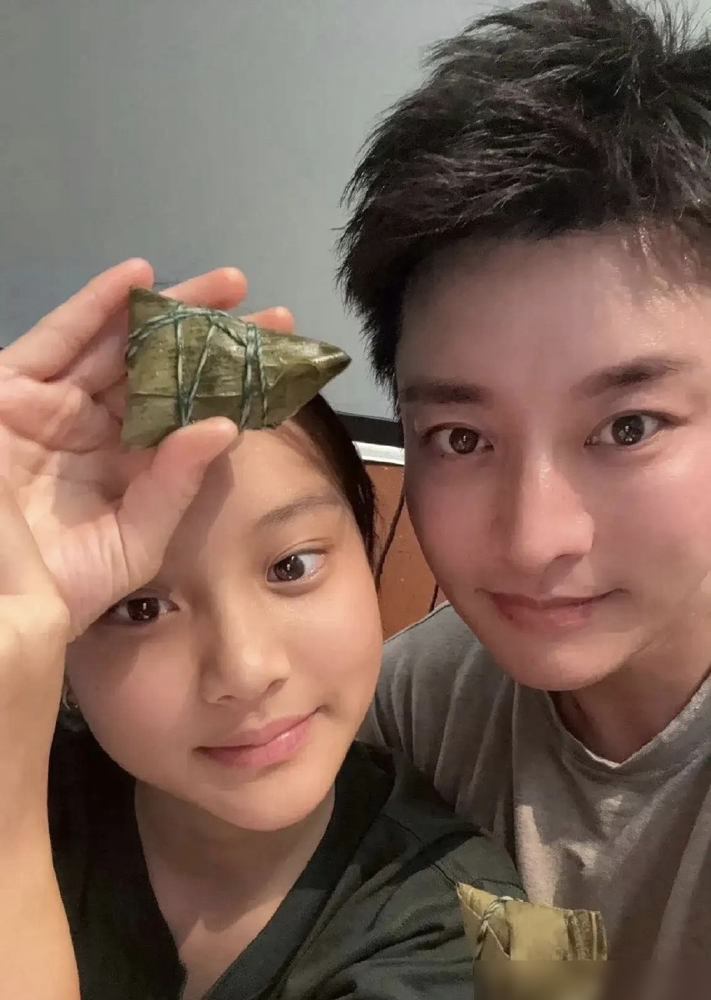 贾乃亮说自己八年没拍戏，坚持直播带货主要原因是无戏可拍，演长辈年龄不够，演偶像够不着，所以他只能带货。
在6月19日的直播里，42岁的他对着满屏追问的网友掏了心窝子。除了戏路尴尬，他还罕见承认了自己天赋平平，直言就算台词背得再熟，演出来也就刚及格。眼看影视大环境冷清，找上门的本子越来越少，他干脆一