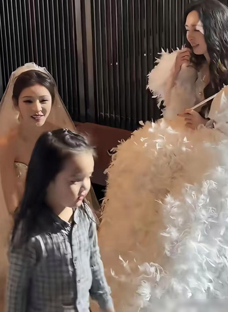 郭碧婷带4岁儿子Isa露面，小家伙格子衬衫一穿，活脱脱小大人。
侧脸一扭过来，跟向佐小时候一个模子刻的。不怯场，不闹腾，安安静静站那儿，眼睛到处看。这种场合见多了，四岁孩子早练出来了。
有意思的是向太前脚刚在社交动态里夸完儿媳，说郭碧婷过生日、放假、逢年过节都带着孙子随行，还特意点了一句，她自己