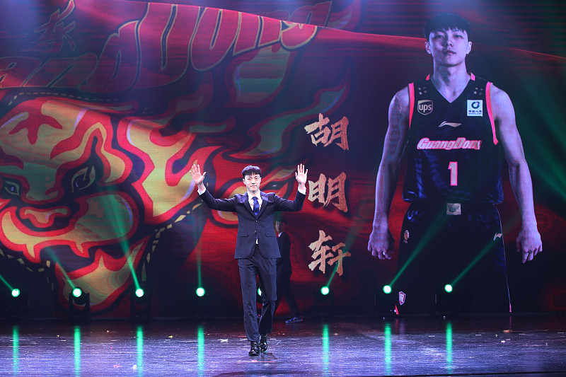 胡明轩当骑手太有面儿啦
之前就看到他晚上出小区拿快递，撞见蹲了好久的女粉，摸黑都停下来认认真真给人签名，不管是照片还是手机壳递过去，他都低着头一笔一划签完，半点儿球星架子都没有。
之前虎扑还有人调侃，说要是男篮打比赛没发挥好，干脆集体转行当骑手，挣点返程机票钱。胡明轩这小身板之前隔离完还微微发福，站