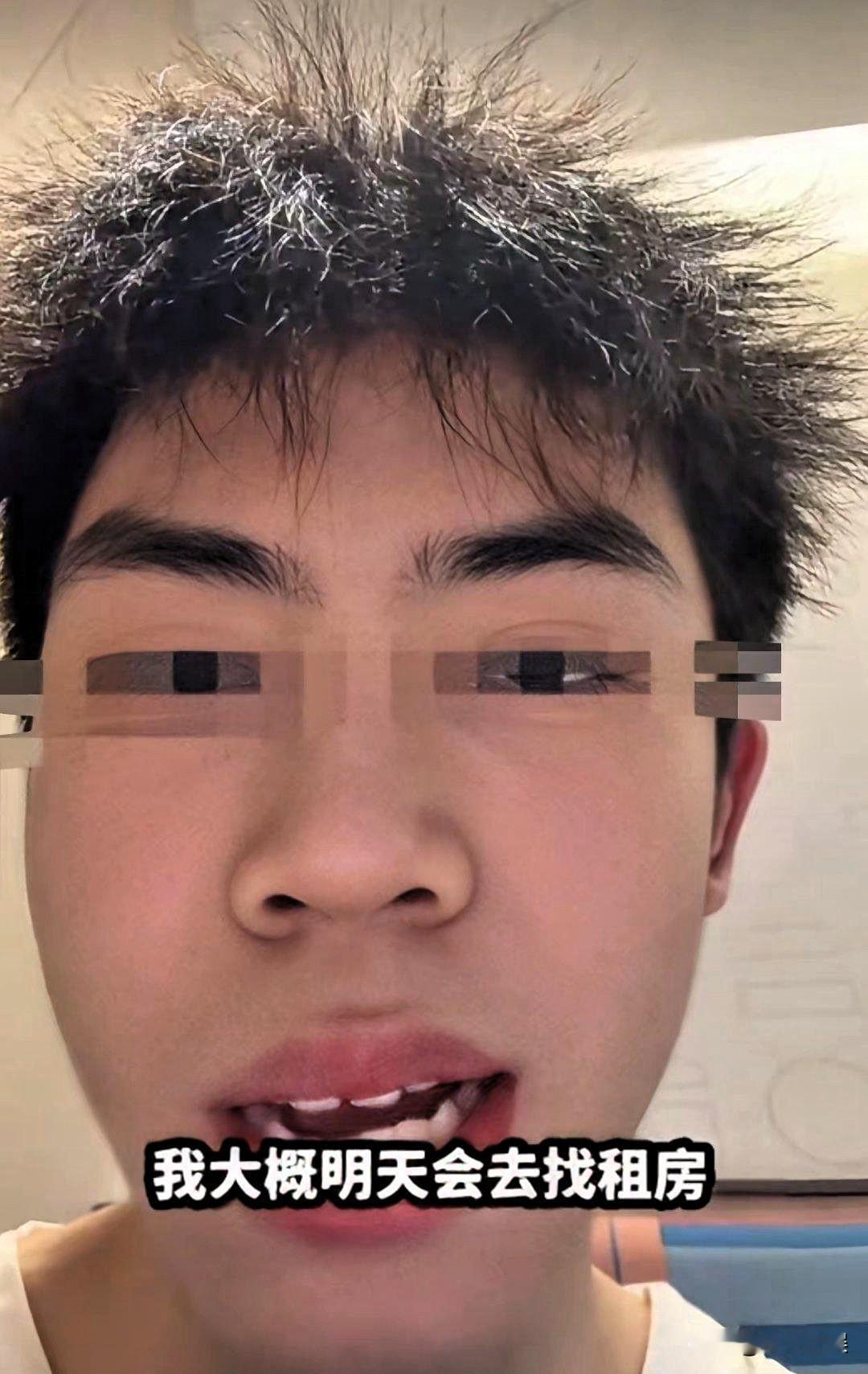 大一新生军训，
嫌累，借口上厕所溜了，
买了张机票从海南飞去上海玩。
还拍了视频发网上，
配文：&34;勇敢的人先享受人生。&34;
人没了，
学校急疯了，报警寻人。
联系上的时候，
人家正玩得开心呢，
说等玩完了再回去。
后来他回学校了，
正在办退学。
这事传得最凶的说法是：
教官因为丢了人受了处分，
原本1