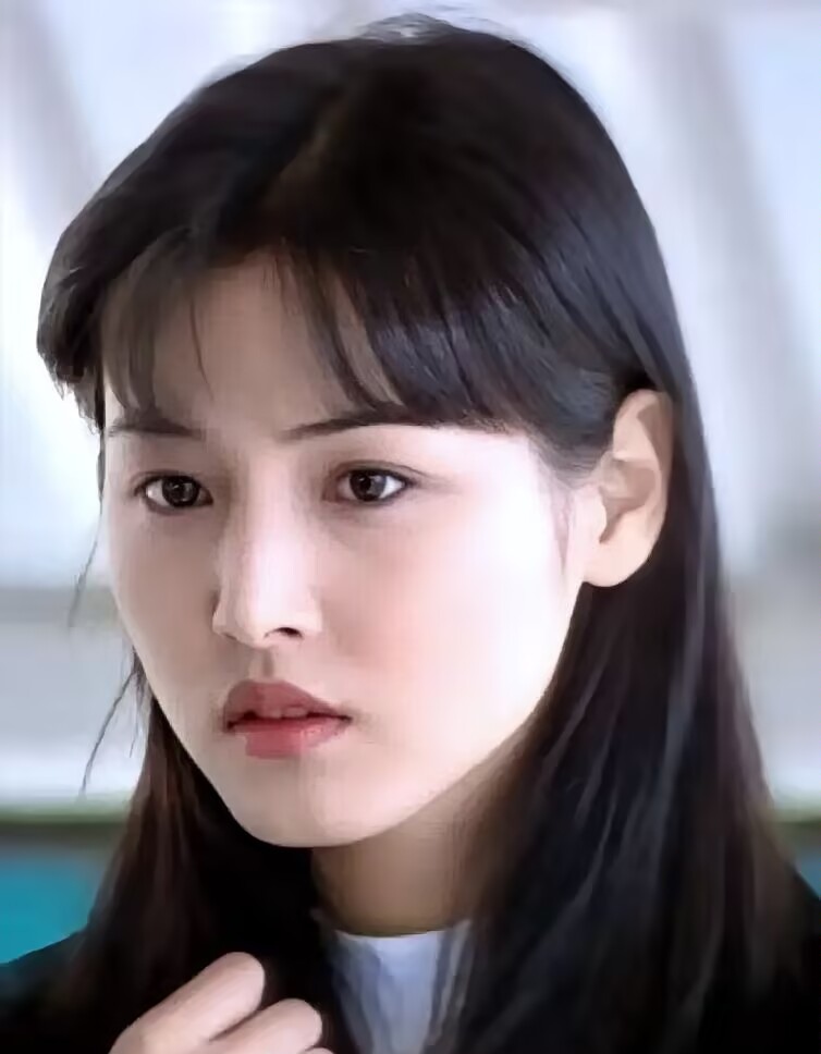 谁能想到，这是张延。
当年《粉红女郎》里的男人婆，褪去短发工装，一身黑衣，尽显盛世容颜。
 
褪去角色滤镜，私下的她气质沉静大气，自带从容优雅。没有夸张的打扮，简简单单的黑色穿搭，一站在那里，温婉又有气场。
 
岁月从不败美人，不是惊艳张扬的美，是经过时光沉淀，内敛舒展的高级感。
年轻时飒爽，中年优