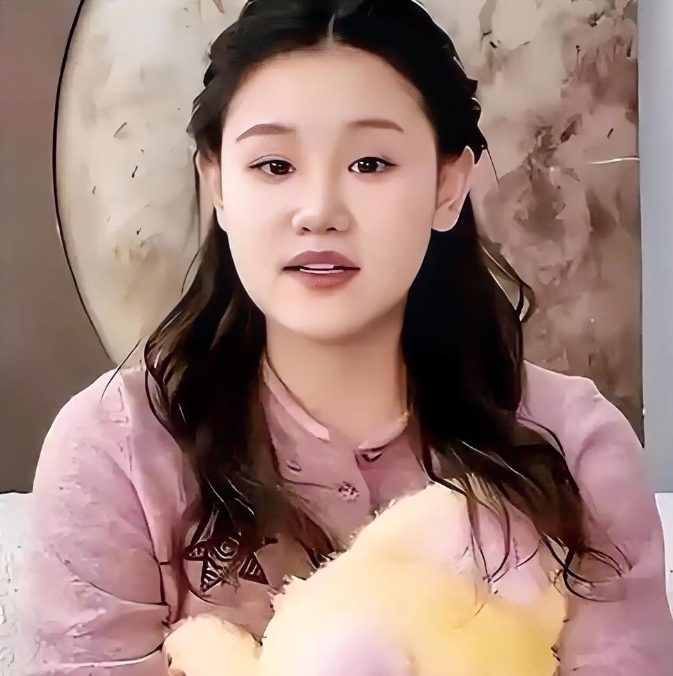 看《我家那闺女》，张家齐那句话真把我听愣了。
她听完邵子恒讲家里的事，脱口就是一句：“你爸爸就不能是我爸爸吗？”
邵子恒说的其实都是些平常事：进儿子房间先敲门，吵架了愿意主动认错，家里人能自由表达想法。后来邵兵陪女儿逛街刷卡、给足情绪价值，也被网友夸“不扫兴”。
可这些放到张家齐那儿，好像成了稀罕事