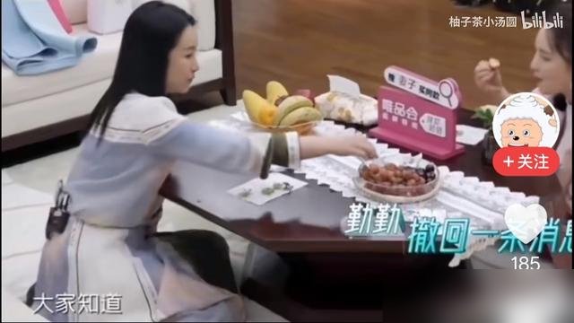 陈建斌拍《甄嬛传》最烦的不是背台词，是一屋子女演员同时说话。他直接跟导演吐槽：这地儿太吵了，脑仁疼。
转头看见蒋欣上完妆，又来一句：你显老。蒋欣当场回怼：还不是为了配你。孙俪在旁边憋笑，手在袖子底下鼓掌。
这哥们演戏较真是出了名的。孙俪有场戏没接住，被他当众骂到掉眼泪，事后他还觉得委屈：我这是对