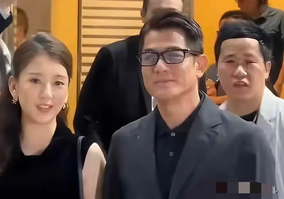 郭富城，冲上热搜！

9月10日，演员郭富城冲上热搜，原因是被拍两个女儿误读香港顶级名校，在回应选学校的原因时，他很直接地说，不想让女儿太近视。

现在确实是开学季，郭富城俩女儿被拍到就读维多利亚学校小学部，郭富城也证实了这件事情是就读了这所学校。

选这所学校的原因也说得清楚，不是因为升学率不高，
