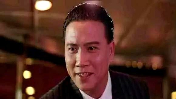 硬生生把公认的帅哥衬得像个跟班，万梓良靠的居然是一张微胖的肉脸。

当年跟林俊贤同台飙戏，人家是标准的美男子。可只要万梓良一迈进镜头，皮鞋踩得地板响，大背头一扒拉，往真皮沙发里一陷，全场目光全被他吸走。

他五官根本不精致，身形发福。但这股子从骨缝里钻出来的悍气，硬是把脸颊的横肉撑成了不怒自威的棱角