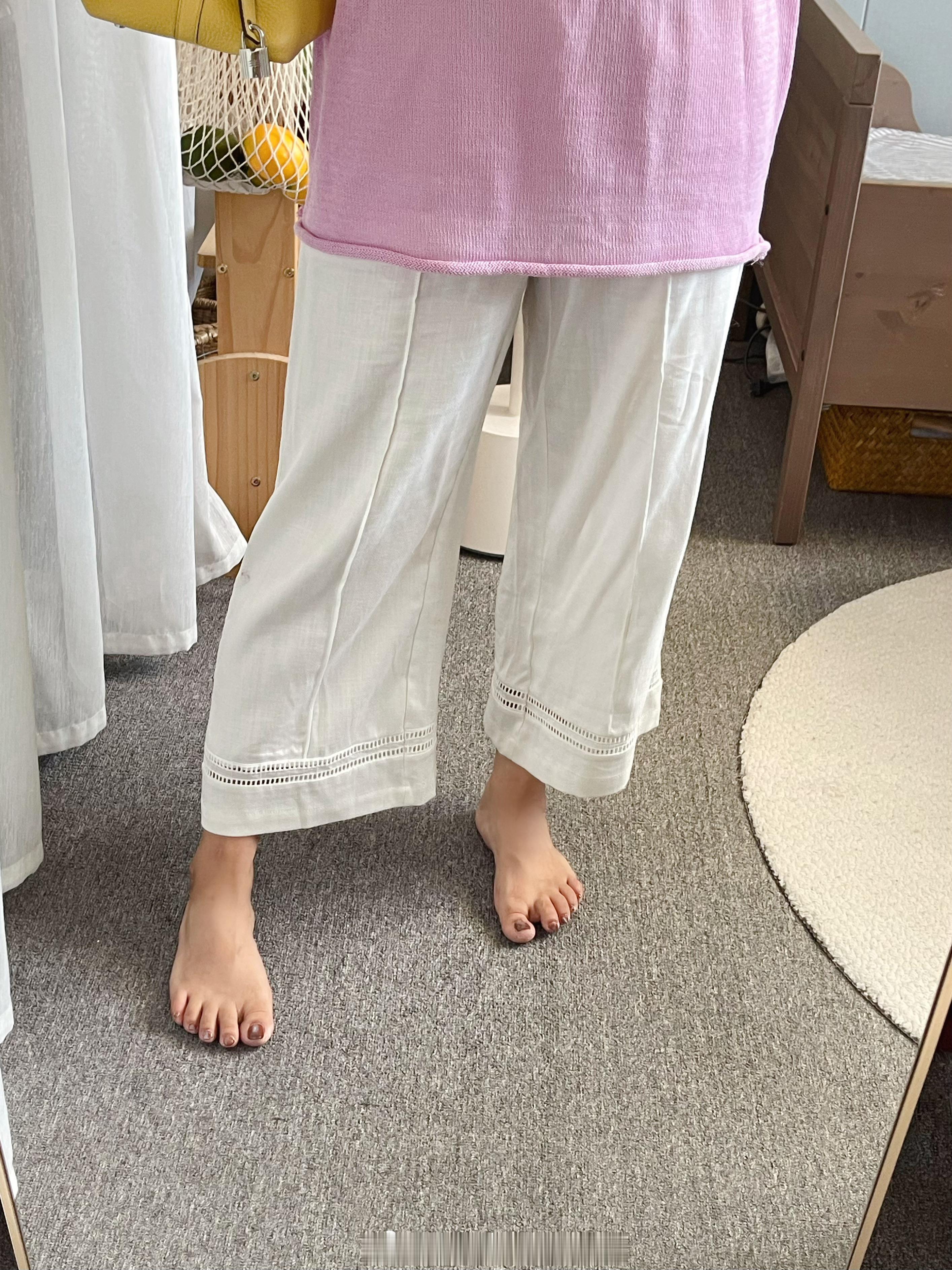 准弟睡了，赶紧收拾出门去跟闺蜜约个小会儿～  今日穿搭：麻感针织短袖➕...