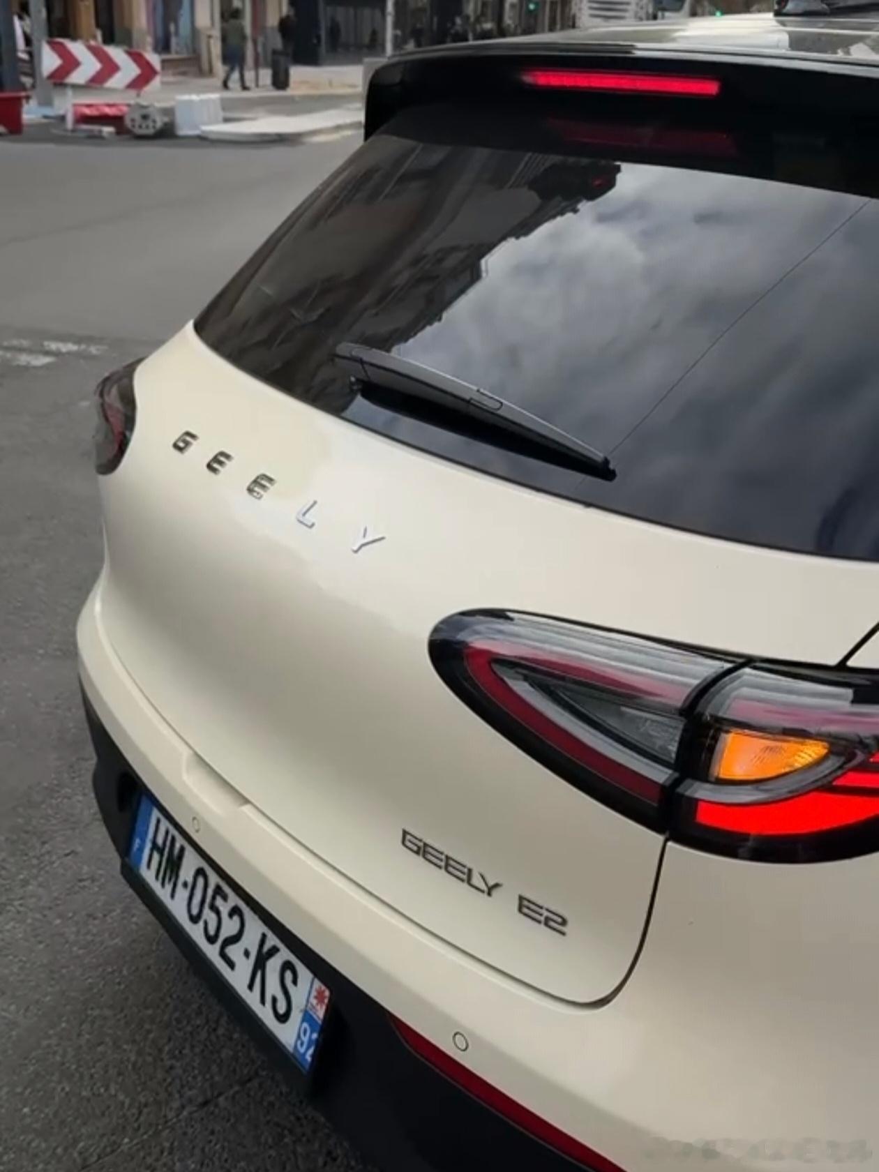 同事在巴黎街头偶遇到星愿，但是在国外，它叫GEELY E2，尾标也是GEELY。
提醒了我家里的初代星愿要保养了，超期了，本来2w公里就要保养了，首保只是换了空调滤芯，首保免费的。
这次要换空调滤芯，变速箱油已经制动液，APP也有报价，这个价格还可以吗？比我想象中要高，我印象里，纯电车保养每次也就20 ​