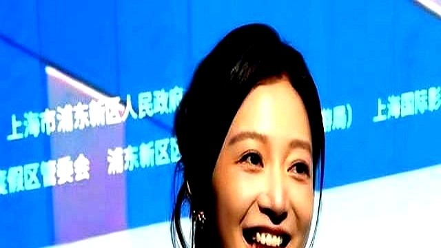 当上东方卫视当红主持才两年，冯琳竟然主动退到了幕后。

很多人不理解，台前花旦当得好好的，非要扎进机房给新节目《琳距离》当制片人，天天盯剪辑、算预算图什么？

可眼看传统栏目缩减，与其被动等选，不如趁红亲手给自己造饭碗。幕后实权抓在手里，搞金融的男友也顺势曝光，走得极稳。

台前风光是给外人看的，实