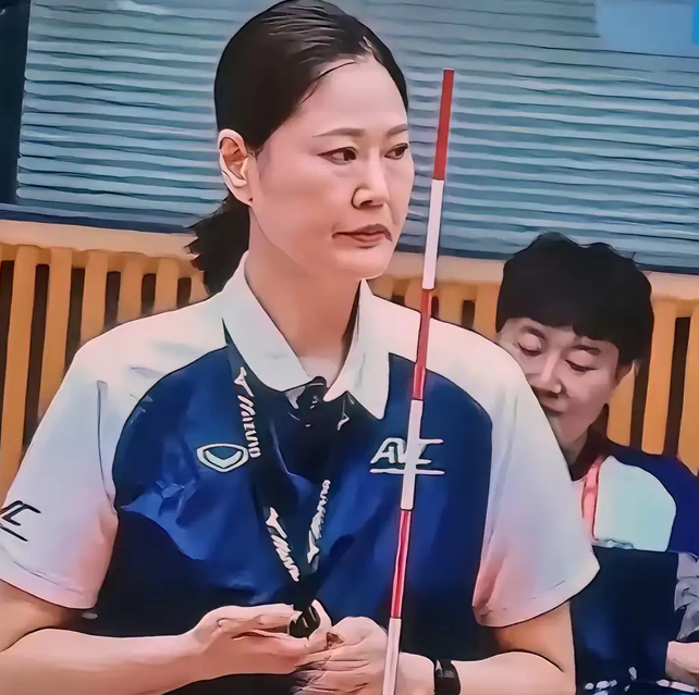 亚运会女排决赛的转播镜头多次对准这位主裁，她穿搭得体，仪态端庄，手执裁判杆，神情严肃专业，一举一动全是专业气场。这位裁判常年执裁国际大赛，近年较少在国际赛场露面，这次重返亚运执裁，状态依旧在线。

9月22日名古屋亚运会女排决赛，中国女排3比0拿下日本，六战全胜一局未丢。比赛本身没什么悬念，反倒是镜