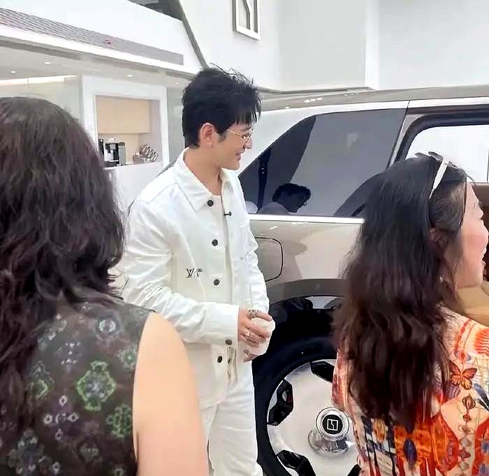 49岁的黄晓明又在上海看房了，刚在老家青岛提完新车，转头就进了上海需要验资千万的顶级售楼部，据说这次买房是为了离儿子小海绵更近
 

为了孩子读书，7月底就把全家搬到了上海，这次趁着房价低谷去vip区喝茶看房，妥妥的霸总现实版，普通人为了学区房挤破头，人家直接全城挑豪宅，有钱人的父爱确实很贵