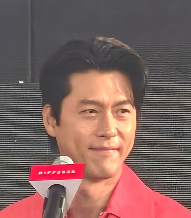 镜头一拉近，玄彬眼角的褶子直接露了出来。

《爱的迫降》才过去几年，曾经迷倒一片的顶级男神，生图里脸颊也开始往下挂了。

下了戏换上便服，他也得弯腰抱娃、大包小包陪媳妇旅游，每天被家庭琐事追着跑。男人变老真就是一瞬间，没了打光和滤镜，谁都逃不过柴米油盐的揉搓。

但这满脸的褶子里，装着的全是实打实的