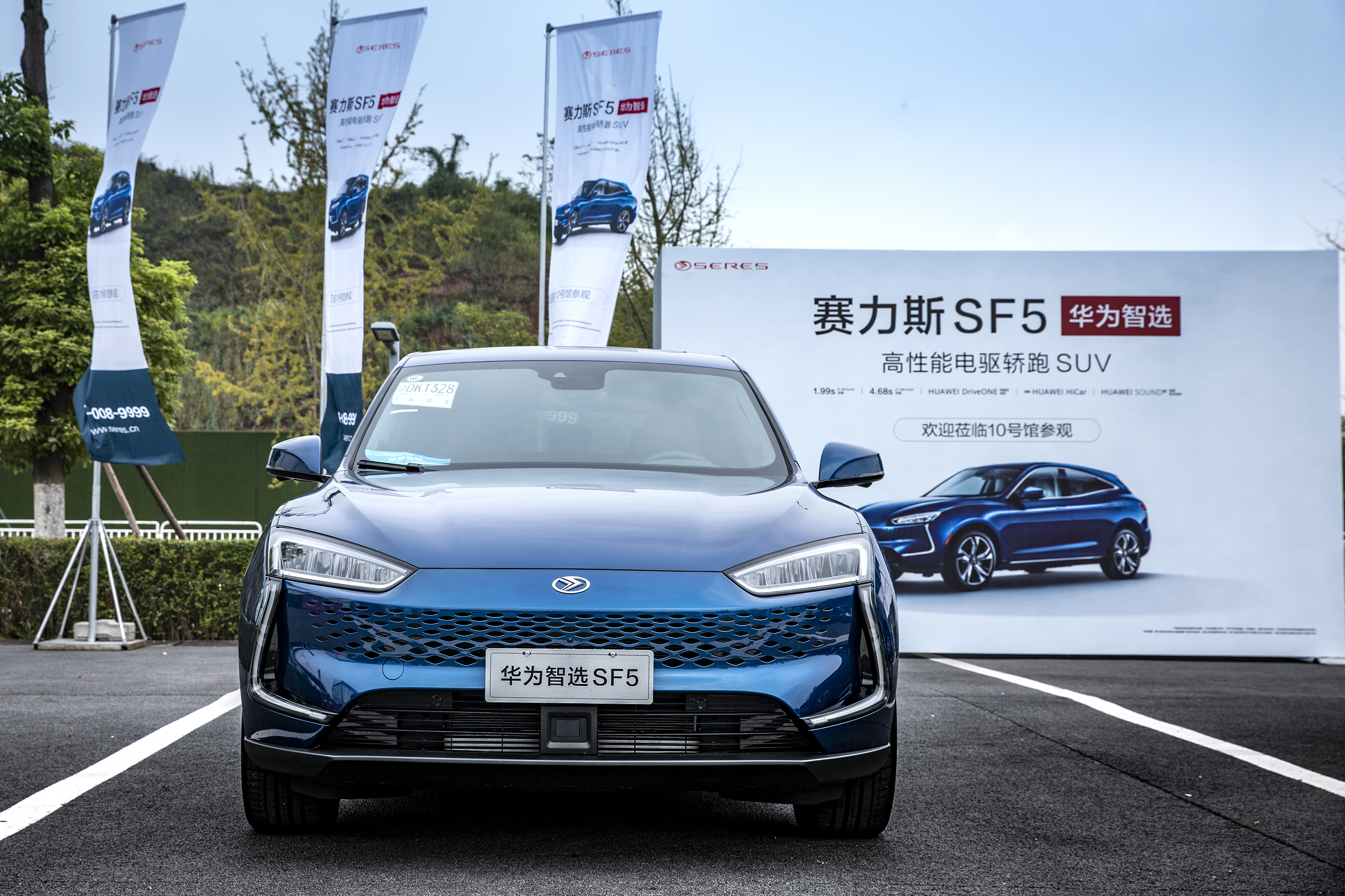 “华为赛力斯复合”冲上热搜第一，双方敲定全新五年战略合作，给此前满天飞的拆分传闻画上了句号。
 
很多人很多人之前都认定，两家大概率就要就此走远。网上各种分析各种猜测，传得有鼻子有眼，准备买车的消费者，已经提车的老车主，心里全都没底。大家最担心的，就是智驾系统会不会不再更新，售后维护会不会跟不上，问