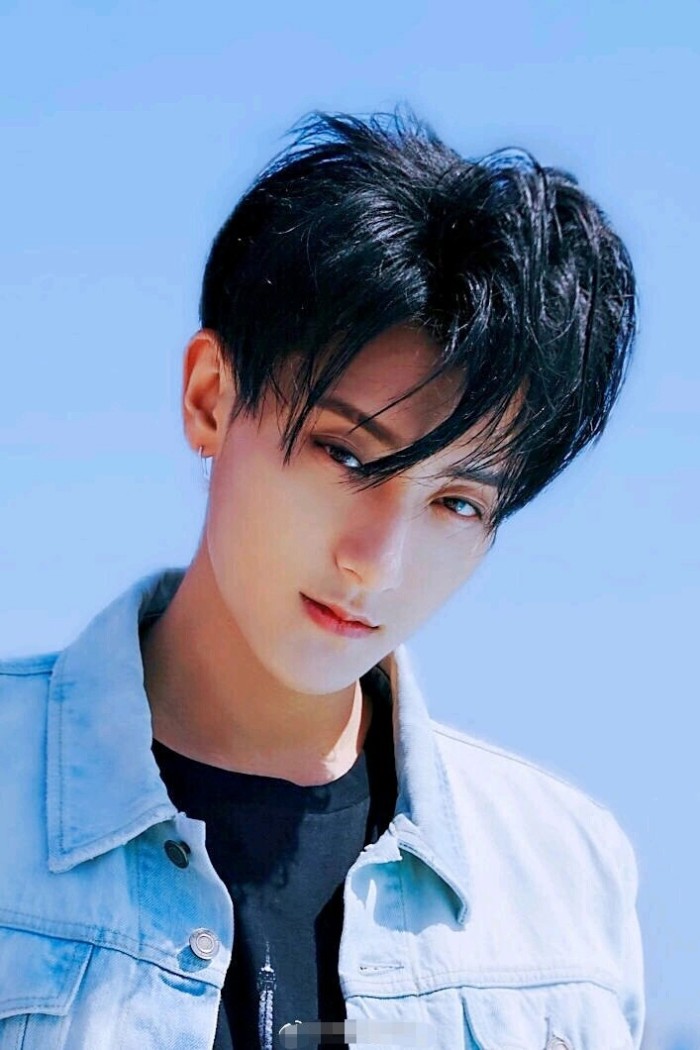 黄子韬拿下螺蛳粉代言之后，身边不少好友纷纷找上门，打算蹭一波福利白嫖螺蛳粉。性格大方的他干脆直接安排，给一众朋友每人送上好几箱。
 
谁也没想到，这份看似贴心的小礼物，最后闹出了有趣的小插曲。螺蛳粉本身重油重辣，热量偏高，妥妥的热量炸弹。朋友们收到之后忍不住频繁嗦粉，吃久了体重悄悄上涨。
 
如今大