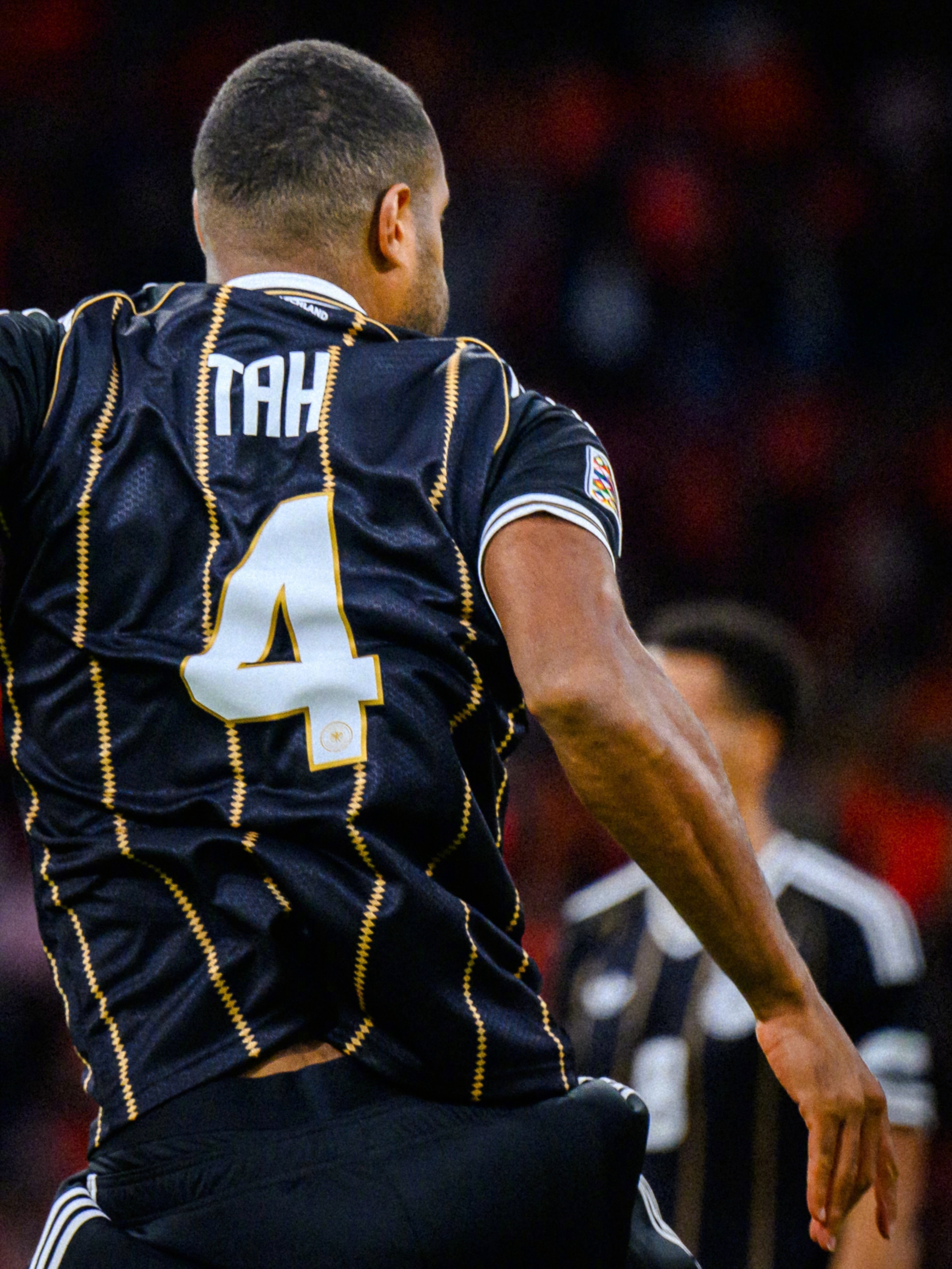 除了首秀的球员，还有首次亮相的球衣👀这也将是德国队最后一件阿迪达斯球衣，属于一个时代的特别告别👋德国球迷俱乐部[超话] 德国球迷俱乐部[超话] 荷兰vs德国 ​​​