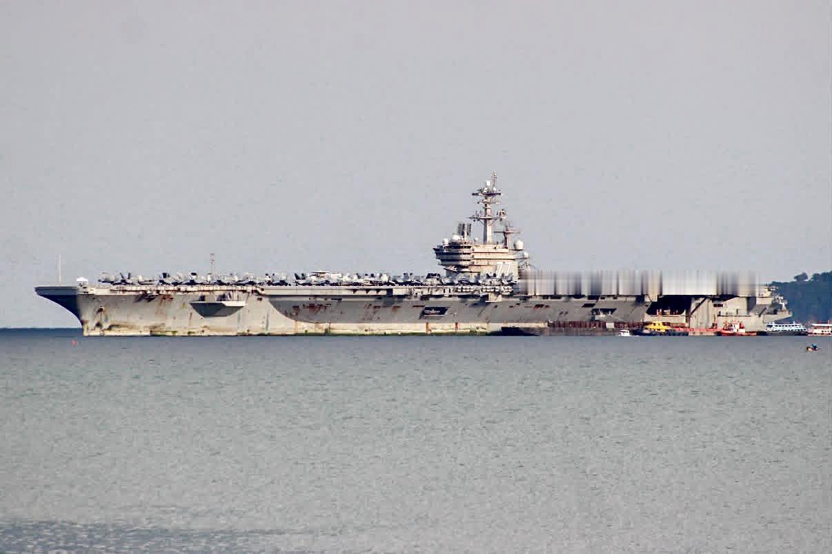#中外舰闻# 10月4日，乔治·H·W·布什号航空母舰（CVN 77），德尔伯特·D·布莱克号导弹驱逐舰（DDG 119）抵达泰国普吉岛。 ​