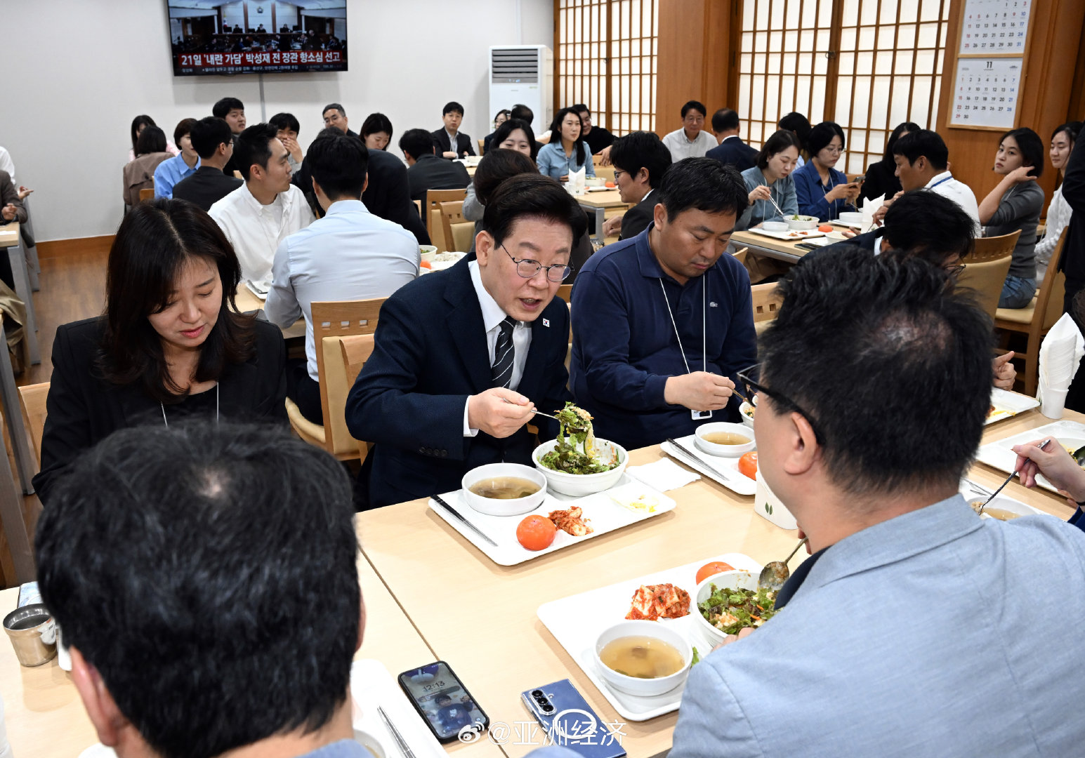 【当领导突然说要和你一起吃午饭[笑而不语]】19日，韩国总统李在明在总统府青瓦台春秋馆食堂与跑口记者们共进午餐。午餐结束后，在春秋馆大厅与记者们举行座谈会。 ​
