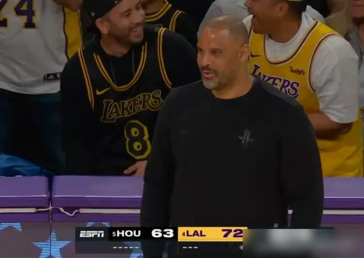 我熬夜看的不是季后赛，是火箭队的失误集锦。22次失误，全队跟丢了魂一样...