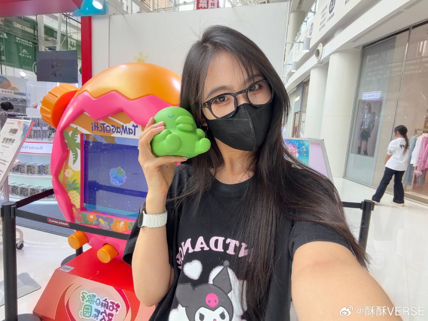 关于酥女士不更新视频跑去万代快闪消费188一顿狂拍回家全发到网上折磨粉丝还想说这是苹果原相机直出无滤镜无美颜但不知道怎么说出去还有打到了卡罗拉双擎还在后排拍了两张自拍留着下次发动态用这件事~~ ​