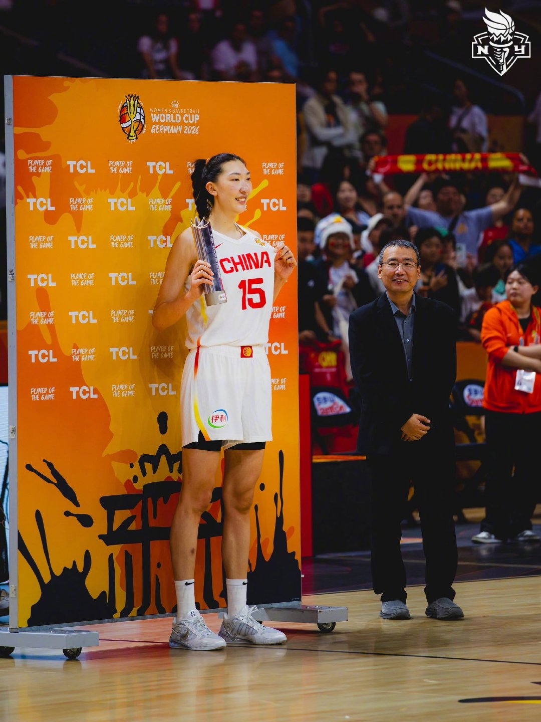 #WNBA2026# 【纽约自由人队为韩旭庆祝】定海神针！在女篮世界杯小组赛中，中国女篮74-70加时逆转捷克女篮，这场比赛中韩旭发挥出色，全场拿到22分14篮板荣膺全场最佳球员！纽约自由人队也晒出了韩旭的数据图和赛场照片为她庆祝🎉 #WNBA[超话]# ​