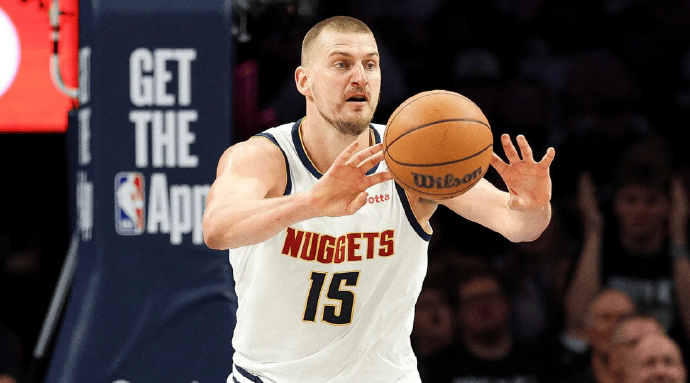 NBA官方助攻周致敬约基奇，场均10.7助攻，成为历史第一位拿到助攻王的中锋！

北京时间2026年8月26日，NBA官方开启“助攻周”主题活动，官方晒出尼古拉·约基奇的一系列传奇纪录。官方配文评价：“他就像在下棋一样，你甚至都不知道自己已经输了。”

——2025‑26赛季常规赛，约基奇场均交出2