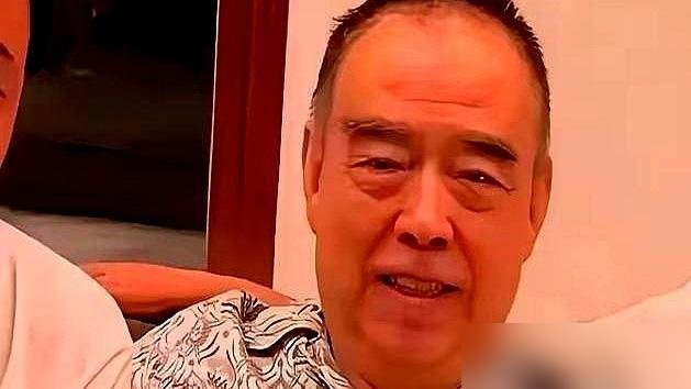 74岁的陈凯歌，饭局上给一桌小辈挨个倒酒，还亲手剥虾递过去。
这哪是名导的派头，分明是当爹的在弯腰。
陈飞宇从《赵氏孤儿》里露脸，到《妖猫传》里当助理，陈凯歌一路拿自己的顶级资源往里填。可越填，儿子身上强捧的标签越撕不掉。
如今老爷子这个岁数，还在饭桌上拿热脸贴冷板凳，说白了，是想再给儿子多换