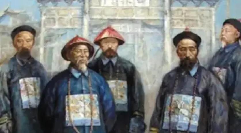 1872年，曾国藩去世，曾家正在举行葬礼时，曾国藩的死对头左宗棠送来一副挽联。众人一看内容，大惊失色。
 
灵堂里原本低低的啜泣声顿时停了。曾纪泽接过挽联时手有些僵，他先扫了一眼父亲灵位，才慢慢展开。
 
站在一旁的曾国荃凑过来，嘴唇抿成一条线。
 
挽联上写着：“知人之明，谋国之忠，自愧不如元辅；