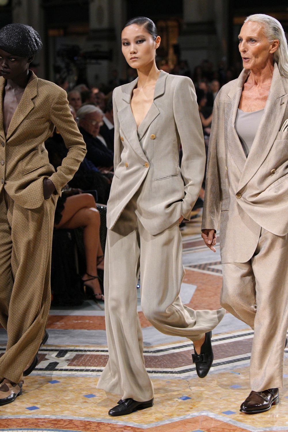 VOGUE World Milan 2026 #VogueWorld米兰# 

VOGUE每年的大项目今年来到米兰，在本季#米兰时装周#首日举办，中国超模孙菲菲、陈扬、张丽娜、王灿烂、雎晓雯、张嘉慧、李禾佳、华依澜共同参与走秀[打call] ​