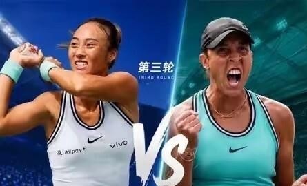 美网第三轮，郑钦文临阵换场——从12号小球场搬进大看台球场。
官方胜率预测四六开，郑钦文是数字上不被看好的那一个。但了解她的球迷都知道，她曾数次在采访中提到，小场地里观众来回走动、镜头切换，会打断她的发球节奏。如今场地升级，空间拉大，干扰骤减，对郑钦文来说，这比任何数据都实在。
凯斯排名更高、主场作