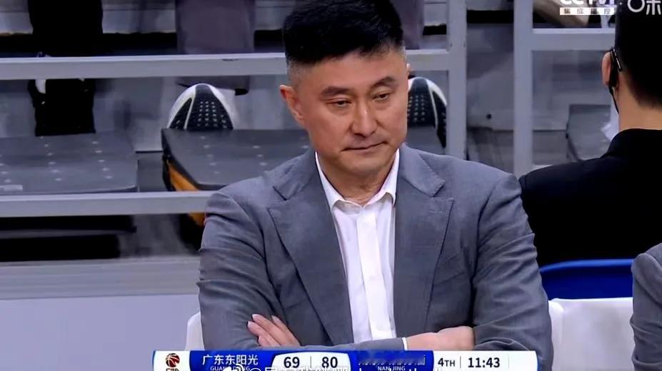 广东宏远93比96不敌南京同曦，主队首节大比分领先，南京队郭昊文，赵柏...