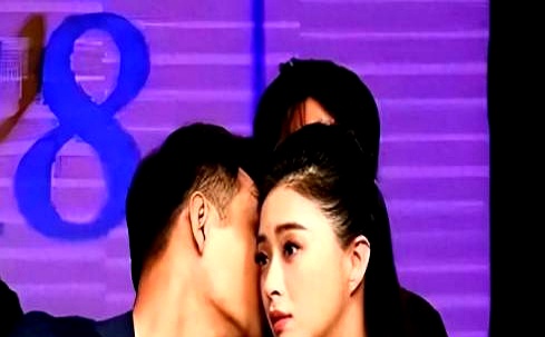 2011年《甄嬛传》大爆，蒋欣片酬直接翻了十几倍，王阳却在后台帮她抱着外套，连递话筒的记者都懒得看他一眼
 

媒体镜头全对着大红大紫的“华妃”，甩给王阳的只有八个刺眼的字：“华妃娘娘的透明男友”。那会儿他没名气、没戏拍，自尊心被扎得生疼，转身就提了分手
 

感情里最现实的，从来不是不爱，而是步调