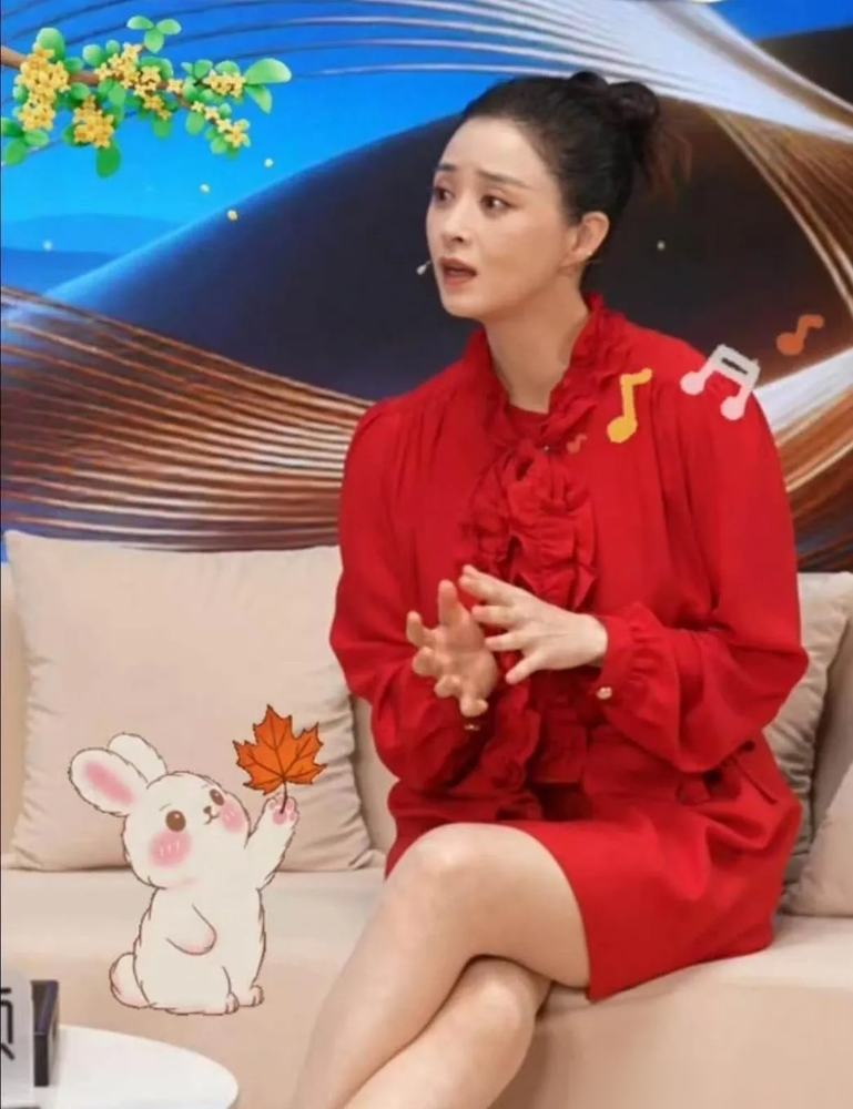 蒋欣这回真把微胖这标签撕了。
一身新中式刺绣装往红毯上一站，腰是腰，胳膊是胳膊。网友全在盯她的手臂，纤细得不像话。以前跟陈妍希组微胖女神联盟那会儿，脸上还圆润着。现在高清镜头怼脸，气场是够了。
结果细节翻了车。大光明发型，发际线粉糊了一片。有人说假得像贴了黑色胶带。
瘦下来了，反而输在一撮粉上