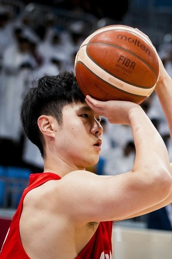 中国男篮锋线全崩，郭士强竟用五后卫阵？
王俊杰、赵嘉义退赛，锋线直接真空。
胡明轩带伤扛，廖三宁没组织，赵继伟状态拉胯，后卫线也顶不住。
其实郭士强之前打日本这类小球队，就爱堆多后卫压节奏，这次是真没辙，硬凑的阵容还被喷没高度。
国家队哪有什么死战术？都是没人时的凑活。
你觉得这步棋是无奈