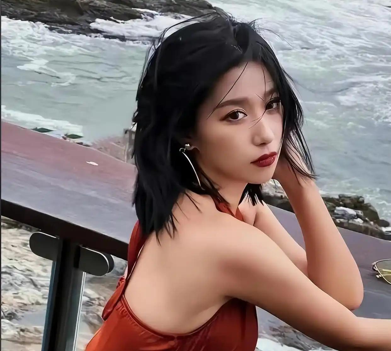 不是因为热搜还不知道李蠕蠕，看来九哥还不是一个合格的娱乐博主，还需努力能给大家提供更多有趣的娱乐消息！
仔细了解下来，发现她太厉害了，有颜值有才艺，模仿能力创意能力惟妙惟肖，并且她完全就是一人即一团队，从脚本、妆造到拍摄、剪辑全部一人完成，完全是一己之力成为千万级别的网红。
就这实 ​